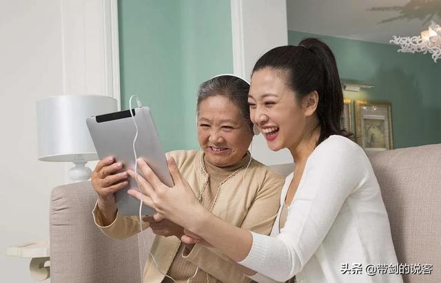 我老婆天天和老乡吃东西半夜才回家，然后对我甩脸色，我该怎么办？
