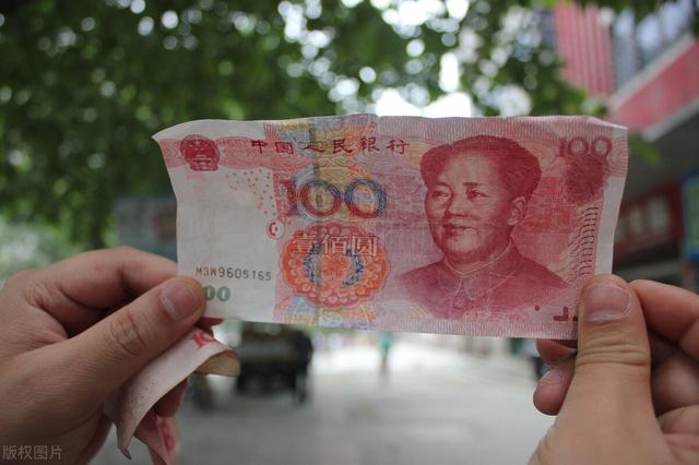 银行没收老人假币后,老人在银行大厅痛哭,此时银行如何处理最好?