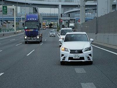 夜间驾车变道该注意什么