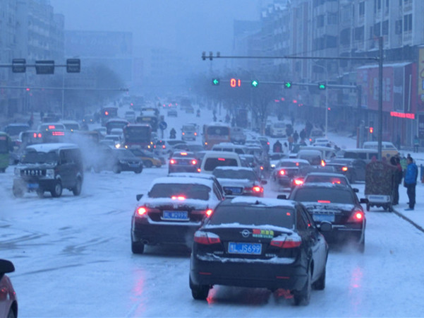 冰雪路面行车刹车打滑怎么办