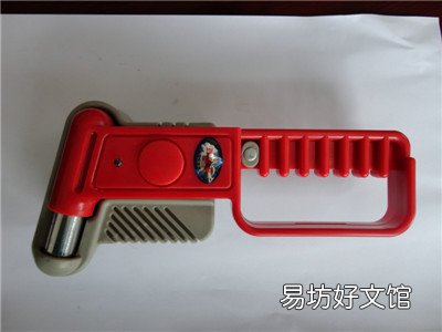 公交车安全锤的使用方法
