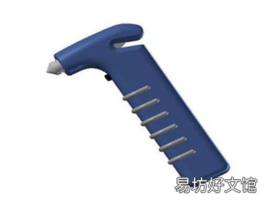 大巴安全锤敲哪个位置