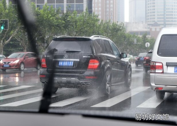 雨天驾驶机动车为什么要减速慢行