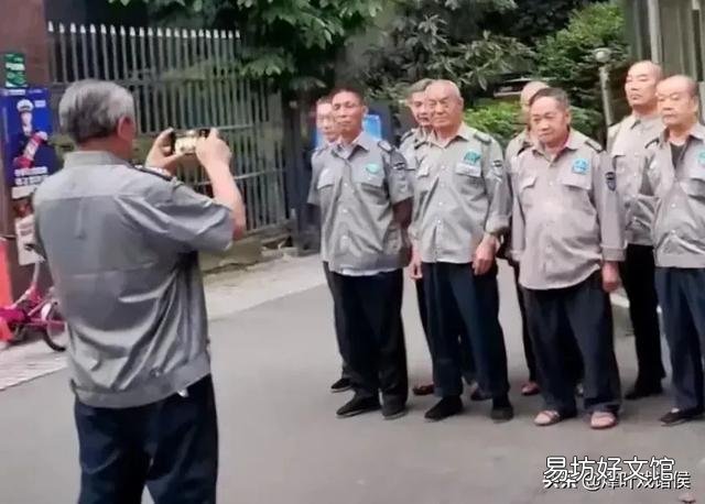 为什么有些男人退休后,还要找份保安的工作来做?