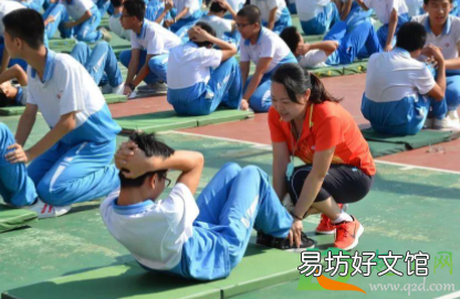 仰卧起坐抱头累还是不抱头累