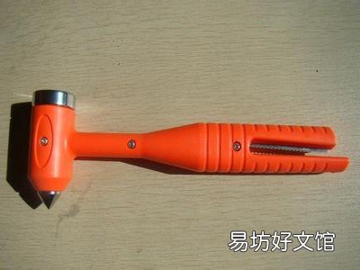 安全锤为什么要敲玻璃的边缘