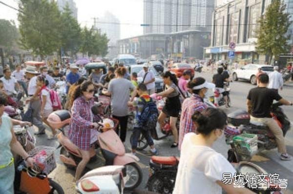 小学生未到入校时间，大门紧闭导致孩子无处可去？学校是何种心理？