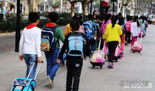 小学生未到入校时间，大门紧闭导致孩子无处可去？学校是何种心理？