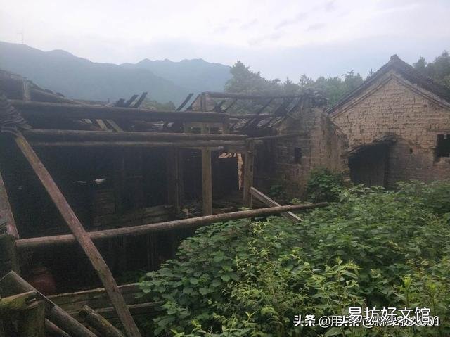 这是山区农村存在的现象，老师们帮忙如何为图中老屋写一首诗？