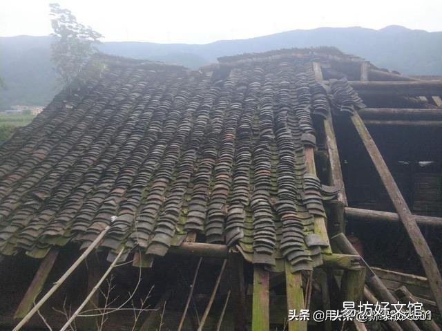 这是山区农村存在的现象，老师们帮忙如何为图中老屋写一首诗？