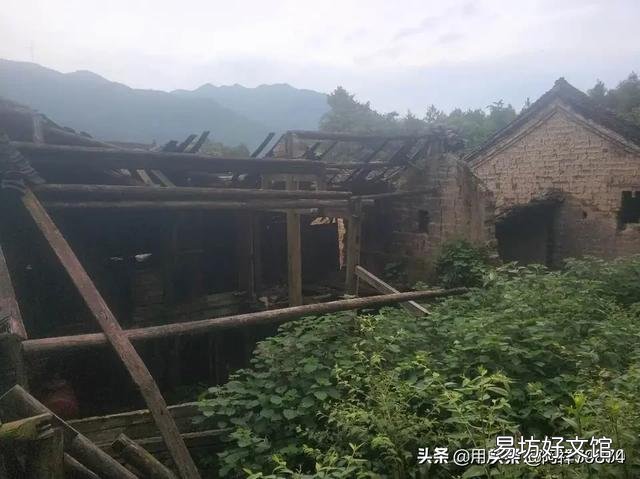这是山区农村存在的现象，老师们帮忙如何为图中老屋写一首诗？