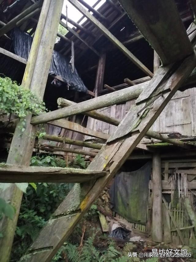 这是山区农村存在的现象，老师们帮忙如何为图中老屋写一首诗？