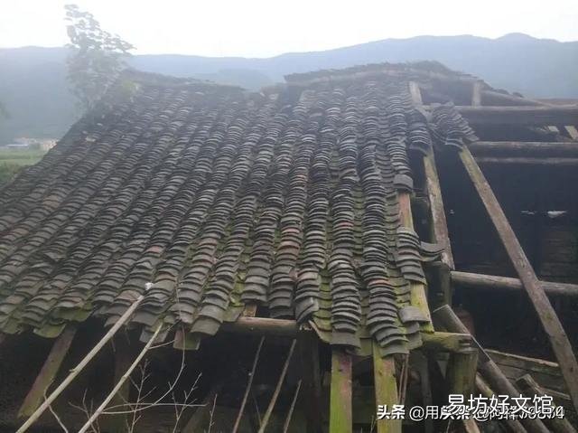 这是山区农村存在的现象，老师们帮忙如何为图中老屋写一首诗？
