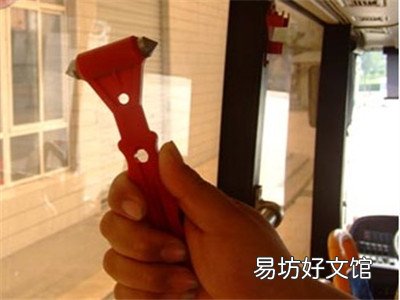 出租车上安全锤在哪