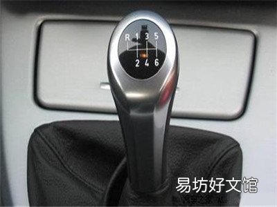 手动挡汽车下陡坡挂几档