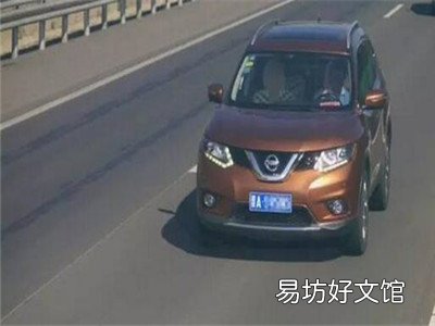 小轿车逆向行驶扣几分
