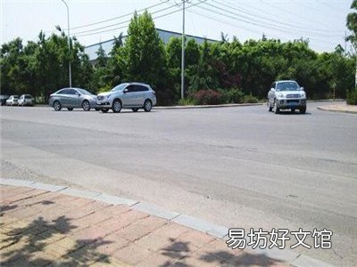 通过无信号灯十字路口为什么要让右侧车辆