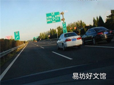 高速行车如何踩刹车