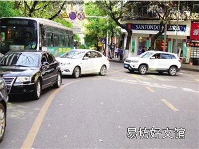 夜间通过无信号灯路口如何使用灯光