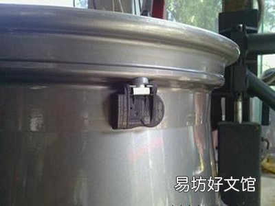 带胎压监测的轮胎气头如何换