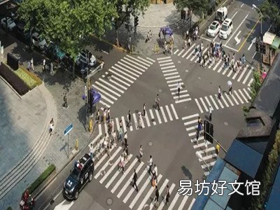 通过斑马线时该注意什么