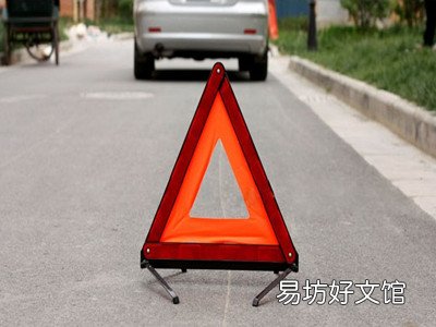 高速公路上三角警示牌摆多远