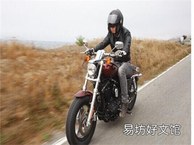 摩托车急刹车的正确做法