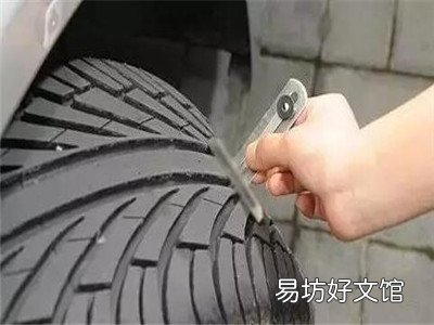 急刹车时用踩离合吗