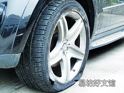 在高速公路上行驶遇到爆胎该怎么办?