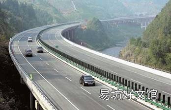 高速路上安全行驶需要注意什么？
