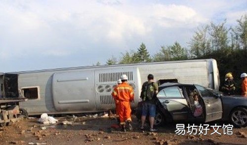 陕西大巴雨天高速侧翻致4死 雨天开车应该注意些什么
