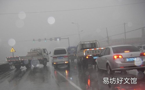 陕西大巴雨天高速侧翻致4死 雨天开车应该注意些什么