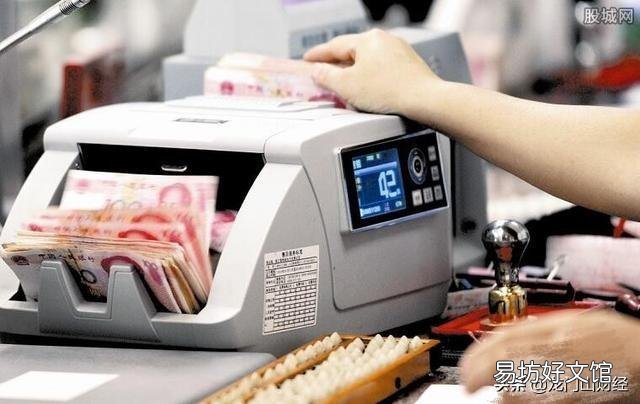 银行员工把用户存的8000元打成8万，用户把钱用完了，事后银行发现追究怎么办？