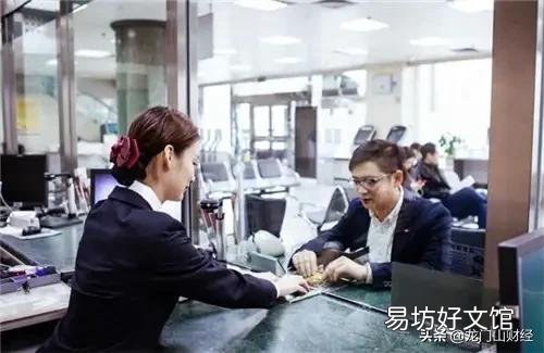 银行员工把用户存的8000元打成8万，用户把钱用完了，事后银行发现追究怎么办？