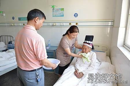 给偏瘫的婆婆洗脚洗屁股,我戴个手套洗,过分么?她说我嫌弃她?