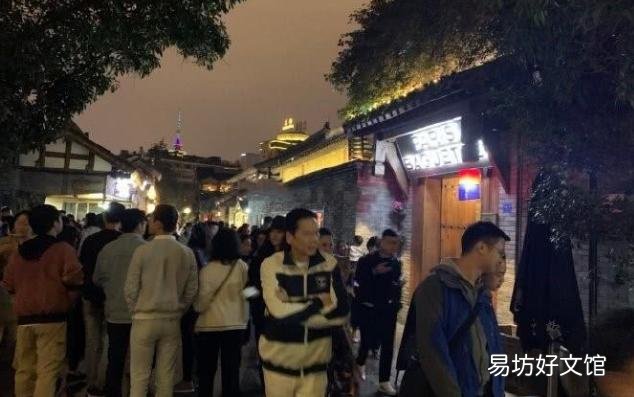 郭碧婷向太成都逛街没有保镖无人围观,为什么?