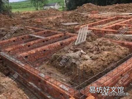 农村有四间房的老房子宅基,现在想翻建三大间平房,不打基础直接平地起房可以吗?