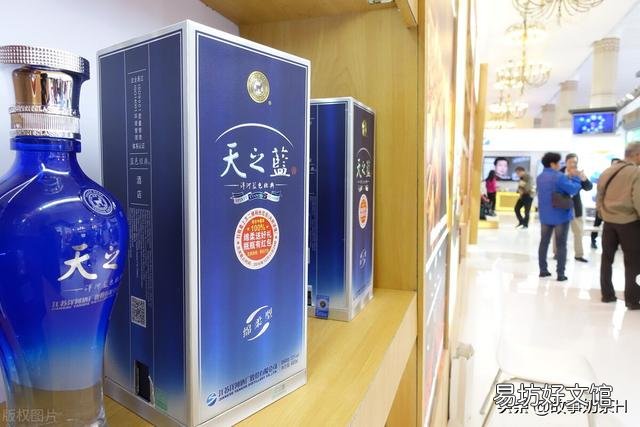 请朋友吃饭,他带了一个人,席间这人要了一条烟,这账我还付吗?
