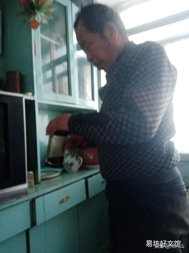 为什么很多农村老人的养老金经常攒到春节再取出来?