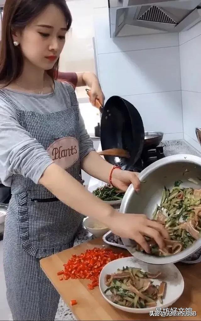 如何看待自己亲妈为了挣钱去帮别人带孩子这个问题?
