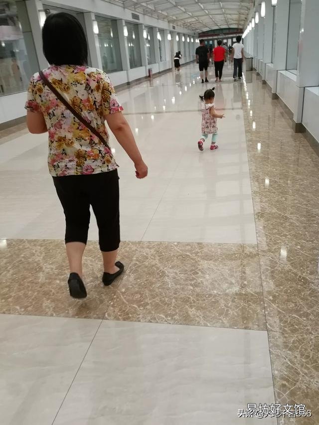 如何看待自己亲妈为了挣钱去帮别人带孩子这个问题?