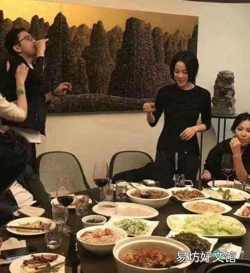 邀请同学聚餐，席间有一个人强行买了单，回去后又收了自己转账给他的钱，大家怎么看？