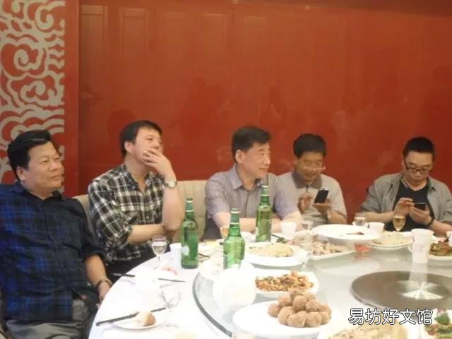 邀请同学聚餐，席间有一个人强行买了单，回去后又收了自己转账给他的钱，大家怎么看？