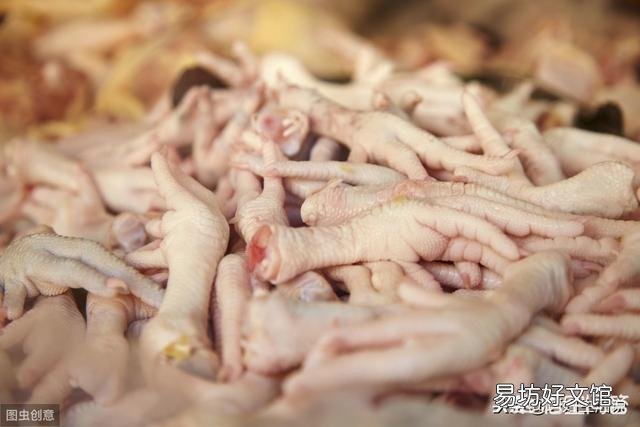 今天菜场买回来的鸡爪,谁知道为什么每个鸡爪上面都有一个小洞,这是什么原因?