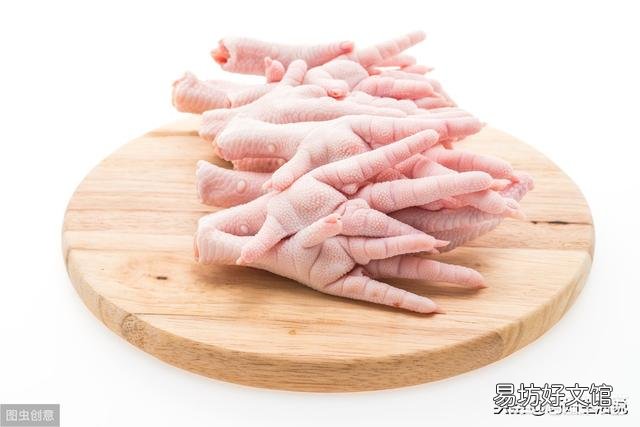 今天菜场买回来的鸡爪,谁知道为什么每个鸡爪上面都有一个小洞,这是什么原因?