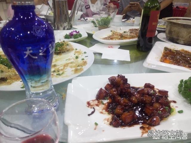 吃团年饭,是喝带回家的500元一瓶的酒还是喝老父亲打的5元一斤的散酒?