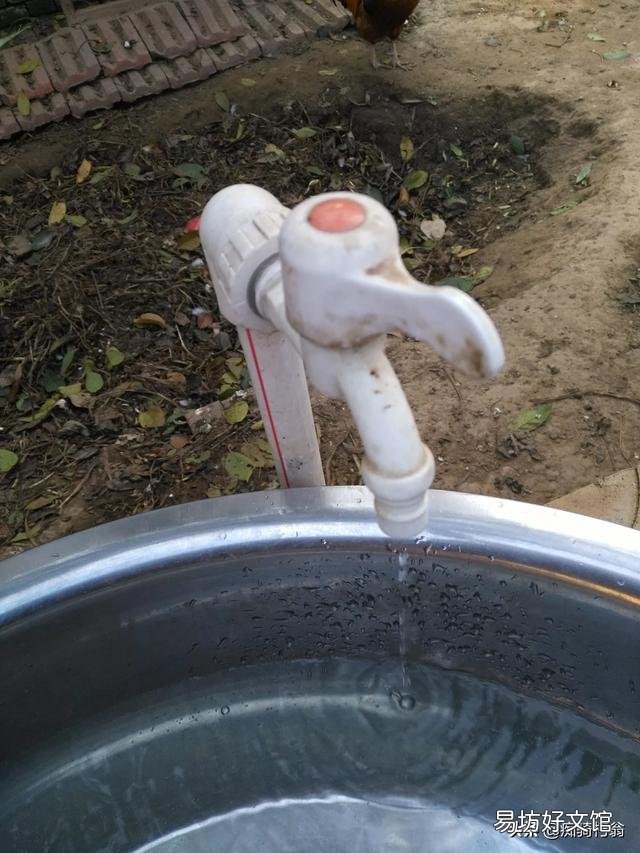 你遇到过吗自家水表因欠费,双方勾通不畅,水表被拆掉断水,这种野蛮的行为你遇到过吗?