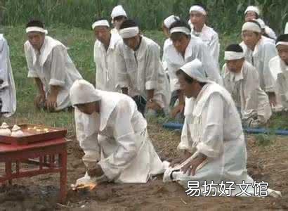 我们农村主持办红白喜事的人，东家给赏钱购物给回扣钱，一次赚几千元，你们那边是这样吗？