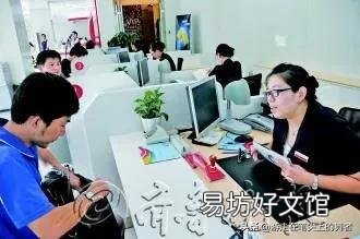 母亲六十多岁不识字，去年到银行存钱，工作人员给她办理了一个保险，请问各位咋办？