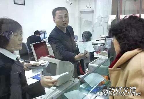 母亲六十多岁不识字，去年到银行存钱，工作人员给她办理了一个保险，请问各位咋办？